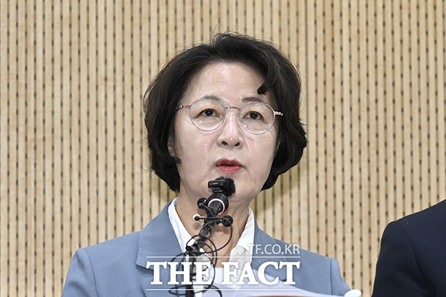 추미애 더불어민주당 경기도지사 후보가 19일 오후 경기 수원시 경기도의회 기자회견장에서 열린 경기남부광역철도 공동 기자회견에 참석해 발언하고 있다.