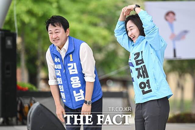 김용남 더불어민주당 후보와 김재연 진보당 후보(오른쪽)가 나란히 서서 인사하는 모습.