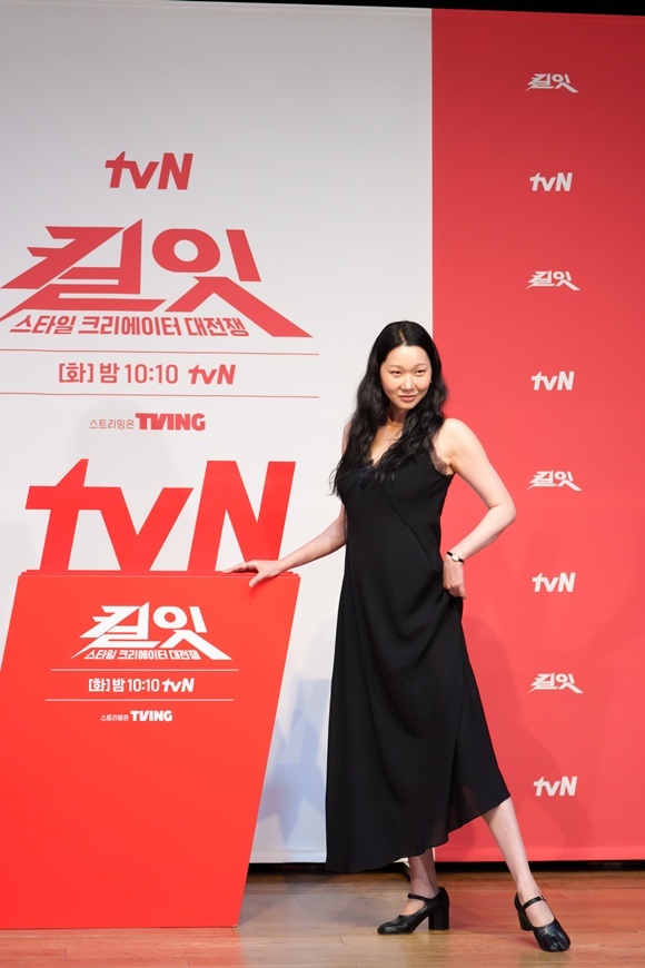 모델 장윤주가 tvN 예능프로그램 킬잇 : 스타일 크리에이터 대전쟁에서 블랙 레이블 소속 멘토로 활약한다. /tvN