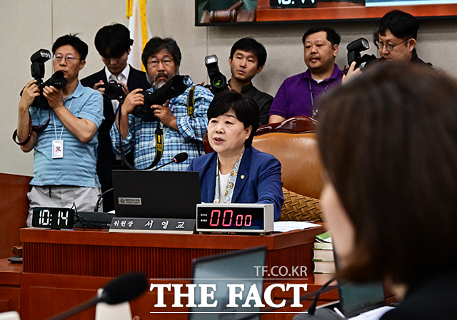 22대 국회 후반기 원구성 협상에서 법제사법위원장 배분 문제를 두고 여야 충돌이 예상된다. 사진은 서영교 법사위원장이 지난 6일 오전 서울 여의도 국회에서 열린 법제사법위원회 전체회의에 참석해 회의를 주재하고 있는 모습./배정한 기자