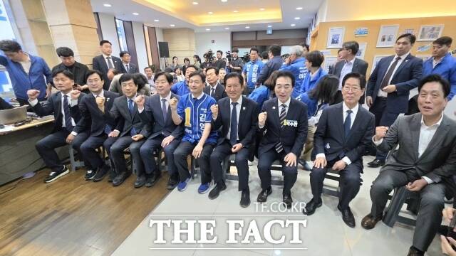 19일 김영빈 후보 개소식에 참석한 민주당 당직자들과 지지자들. /김형중 기자