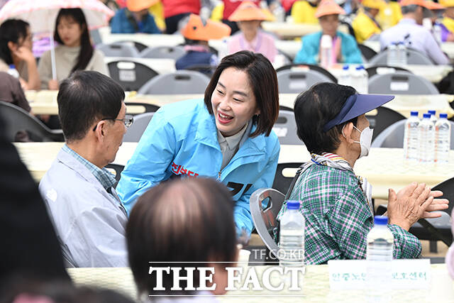 행사에 참석한 어르신들에게 인사하는 김재연 후보.