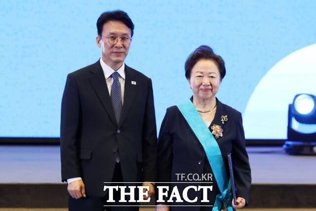 김민석 국무총리가 19일 서울 영등포구 중소기업중앙회에서 열린 2026 대한민국 중소기업인대회에서 이연배 오토젠 대표이사(오른쪽)에게 금탑산업훈장을 수여한 뒤 기념촬영을 하고 있다. /뉴시스