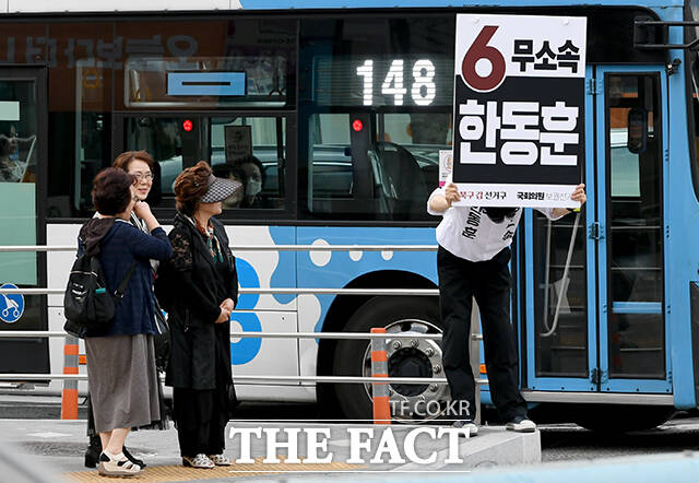 한동훈 무소속 부산 북구갑 국회의원 후보가 19일 오후 부산 북구 덕천교차로에서 시민들에게 퇴근길 인사를 하고 있다. /부산=박상민 기자