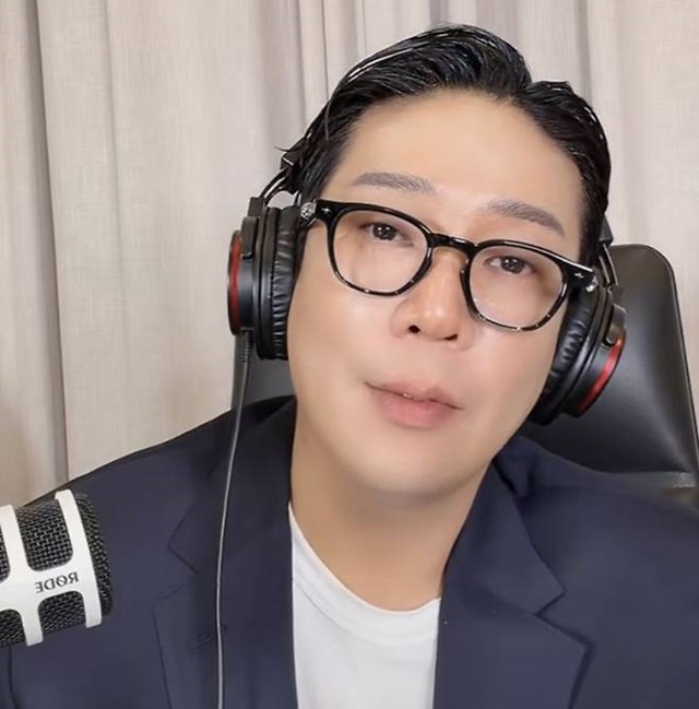 MC몽은 18일 SNS 라이브 방송을 통해 자신을 둘러싼 각종 논란에 대해 직접 입장을 밝혔다. 그런데 정작 핵심 의혹에 대한 명확한 근거나 검증 가능한 자료는 제시되지 않았다는 점에서, 오히려 또 다른 의혹과 혼란만 키웠다는 비판도 거세지고 있다. /MC몽 틱톡캡처