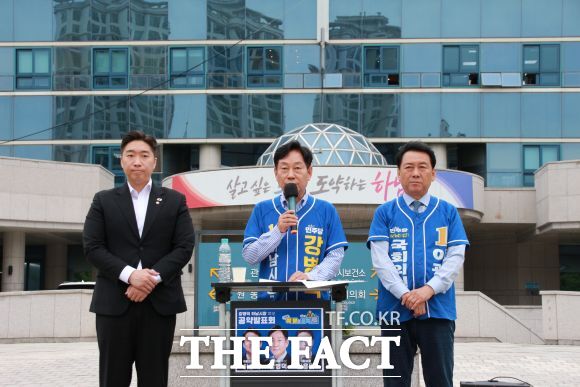 19일 오후 하남시청 잔디광장에서 공약을 발표하는 강병덕 더불어민주당 하남시장 후보. /강병덕 후보 선거캠프