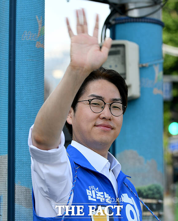 하정우 더불어민주당 부산 북구갑 국회의원 후보가 19일 오전 부산 북구 구 고려당제과 삼거리에서 시민들에게 인사를 하고 있다. /부산=박상민 기자