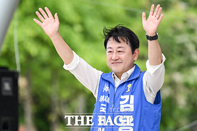6·3 평택을 재선거에 출마한 김용남 더불어민주당 후보가 19일 오전 경기 평택시 농업생태원에서 열린 자장면 나눔 행사에 참석해 시민들에게 인사하고 있다. /평택=남윤호 기자