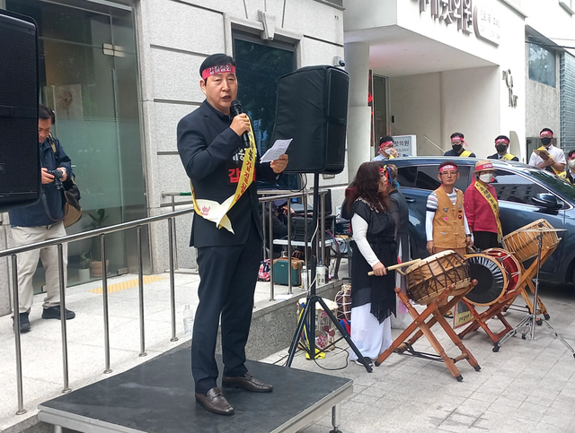 박호영 한국의약품유통협회장이 19일 서울시 강남구 소재 이지메디컴 본사 앞에서 대웅제약 거점도매 철회 요구를 하고 있다. /이준영 기자