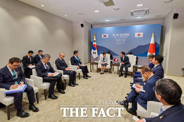 한일 소인수 회담 갖는 이재명 대통령(오른쪽)과 다카이치 사나에 일본 총리. /청와대