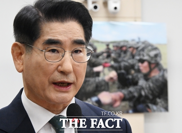비화폰 무단 지급 혐의로 기소된 김용현 전 국방부 장관이 19일 징역 3년을 선고받았다./더팩트 DB