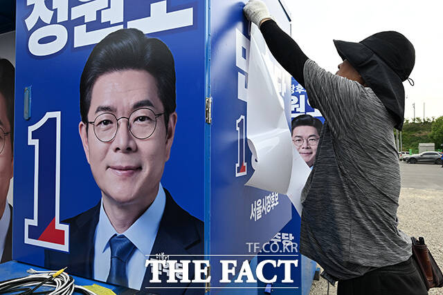 제9회 전국동시지방선거를 보름 앞둔 19일 오전 경기 안성시 한 유세차량 제작 업체에서 정원오 더불어민주당 서울시장 후보의 유세 차량이 제작되고 있다. /안성=김성렬 기자