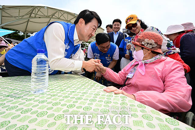 6·3 평택을 재선거에 출마한 김용남 더불어민주당, 조국 조국혁신당, 김재연 진보당 후보(왼쪽부터)가 19일 오전 경기 평택시 농업생태원에서 열린 자장면 나눔 행사에 참석해 표심에 호소하고 있다. /평택=남윤호 기자