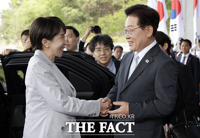 이재명 대통령(오른쪽)이 19일 경북 안동시 한 호텔에서 한일 정상회담을 위해 방한한 다카이치 사나에 일본 총리를 영접하고 있다. /안동=뉴시스
