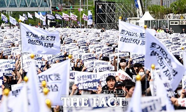삼성전자 노조가 지난달 23일 경기 삼성전자 평택캠퍼스 앞에서 열린 4·23 투쟁 결의대회에서 구호를 외치고 있다. /임영무 기자