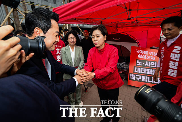 방문을 마친 장동혁 대표와 양향자 후보가 악수를 하고 있다.
