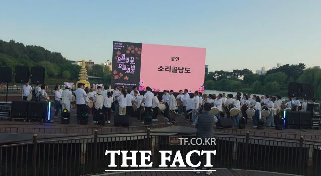 지난 15일 오후 순천시 조례호수공원 수변 무대에서 열린 5·18 46주년 기념행사. /순천YMCA