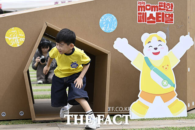한 어린이가 놀이시설을 통과하고 있다.
