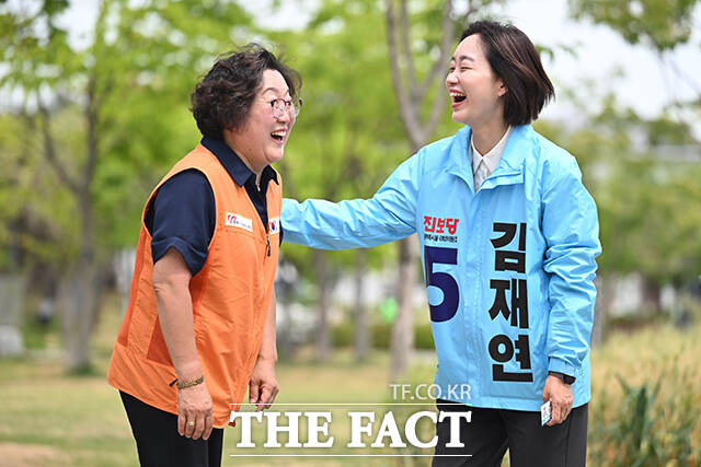 6·3 평택을 재선거에 출마한 김용남 더불어민주당, 조국 조국혁신당, 김재연 진보당 후보(왼쪽부터)가 19일 오전 경기 평택시 농업생태원에서 열린 자장면 나눔 행사에 참석해 표심에 호소하고 있다. /평택=남윤호 기자