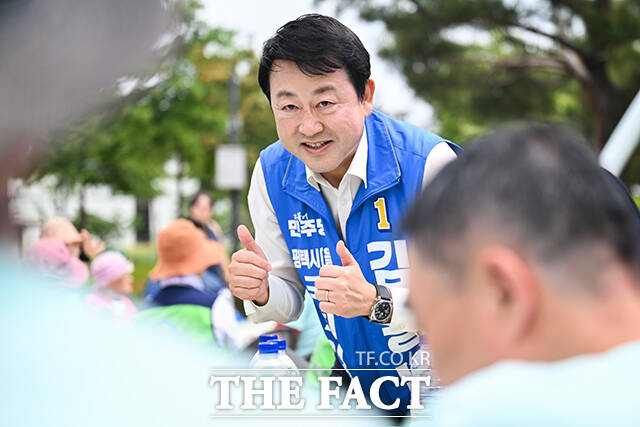 김용남 후보 엄지척, 아시죠?