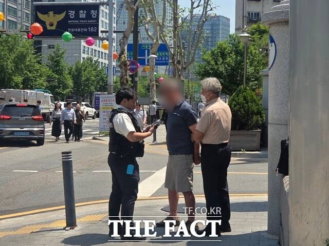 만취 상태로 오토바이를 몰고 경찰청으로 가 행패를 부린 60대 남성이 방호관 제지로 경찰에 붙잡혔다. 이 남성은 방호관에게 욕설을 하고 폭행까지 한 것으로 드러났다. 사진은 지난 15일 오후 60대 남성이 경찰청 정문 앞에서 방호관에 의해 제지당하고 있는 모습. /김영봉 기자