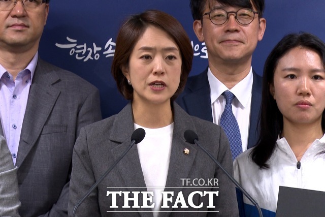정원오 더불어민주장 서울시장 후보 선거대책위원회 오세훈10년 심판본부 고민정 공동본부장이 19일 오전 서울시의회 기자회견장에서 GTX 철근누락에 따른 오세훈 시정의 심각한 안전불감증 및 은폐 기자회견을 하고 있다. /서울시의회=김기범 기자