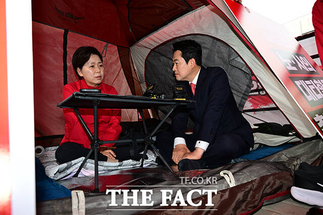 방문을 마친 장동혁 대표와 양향자 후보가 악수를 하고 있다.