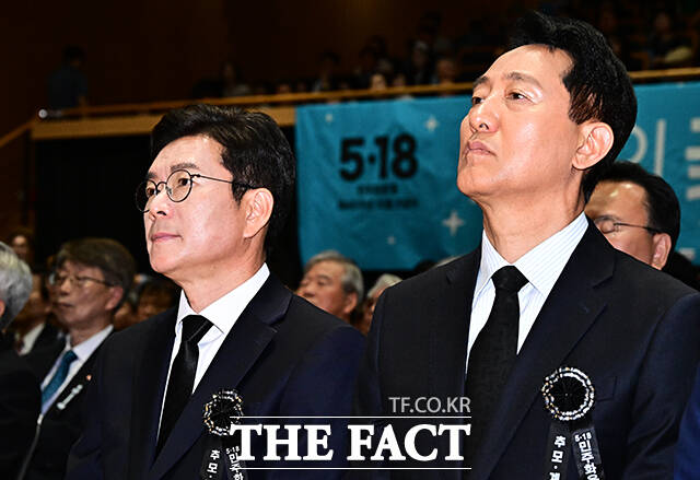 정원오 더불어민주당 서울시장 후보와 오세훈 국민의힘 서울시장 후보가 18일 오전 서울 중구 서울시청 다목적홀에서 열린 5.18민주화운동 제46주년 서울기념식-오월의 꽃, 오늘의 빛에 참석하고 있다. /배정한 기자