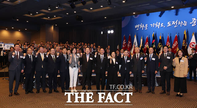 19일 서울 영등포구 중기중앙회 KIBIZ홀에서 열린 2026년 대한민국 중소기업인 대회에서 김민석 국무총리(가운데)와 한성숙 중소벤처기업부(중기부) 장관, 김기문 중소기업중앙회장 등 참석자들이 기념촬영하고 있다.