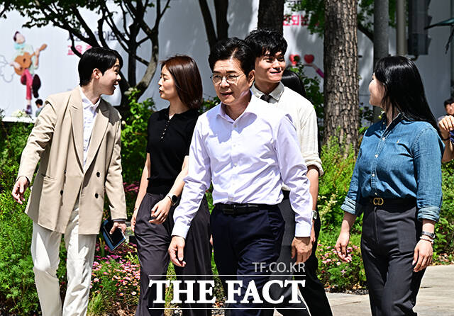 미국 블룸버그 통신이 정원오 더불어민주당 후보의 성동구청장 재임 시절 행정 성과와 선거 비전을 조명했다. 사진은 정 후보가 지난 18일 오후 서울 종로구 서울시청 앞에서 기자회견을 열고 공약발표를 하고 있는 모습. /배정한 기자