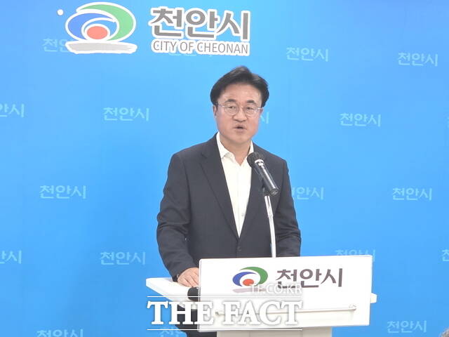박수현 후보 선대위 최재용 정책본부장이 19일 천안시청 브리핑실에서 기자회견을 열고 김태흠 후보의 KBS대전 토론회 발언을 반박하고 있다. /정효기 기자