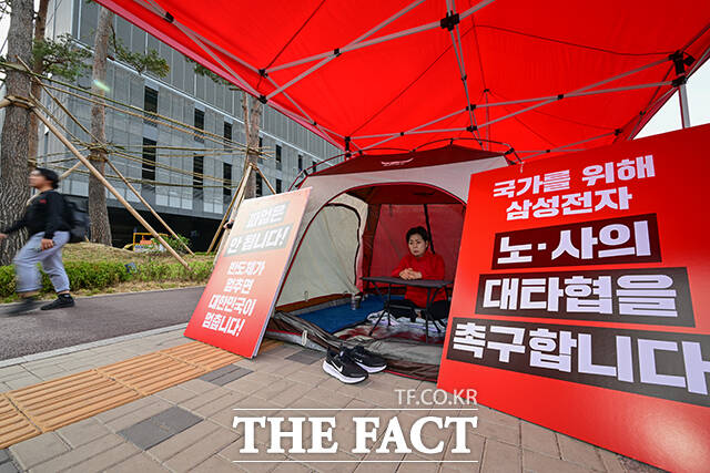 양향자 국민의힘 경기도지사 후보가 19일 오전 경기 평택시 삼성전자 평택캠퍼스 앞에서 노사 타협을 촉구하며 무기한 단식 농성을 하고 있다. /평택=남윤호 기자