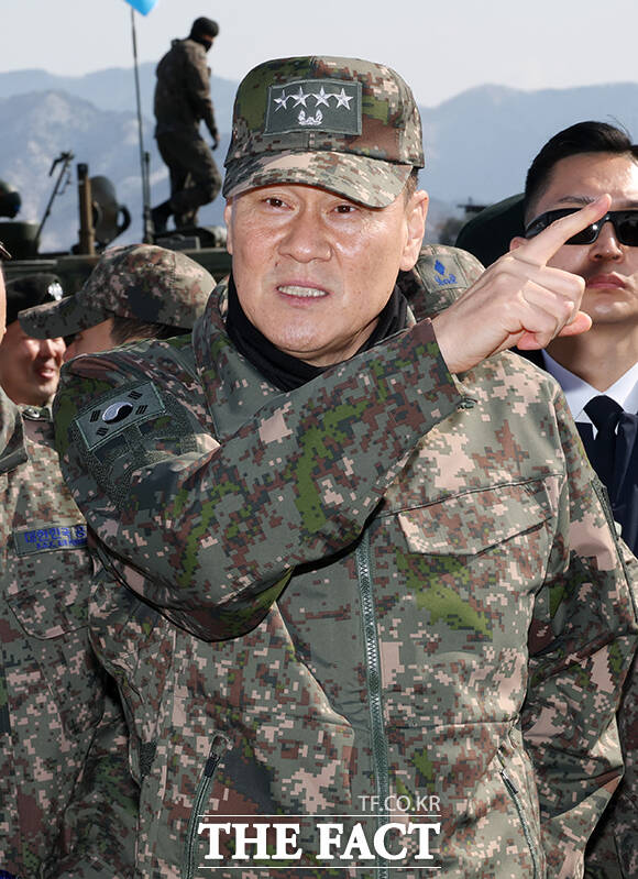 김명수 합참의장이 2025년 3월 6일 경기 포천시 승진훈련장에서 열린 2025년 전반기 한미연합 수도기계화보병사단(수기사) 통합화력 실사격 훈련을 찾아 현장 지도를 하고 있다. /사진공동취재단