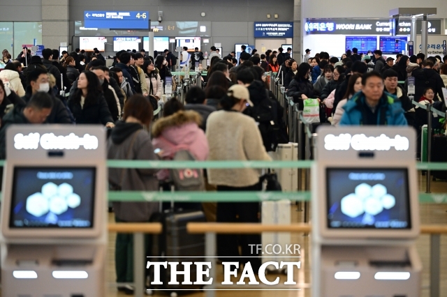 지난 설 연휴 해외로 떠나기 위한 여행객들로 인천공항이 북새통을 이루고 있다. 카드업계가 내수 활성화를 위해 소비 촉진 방안을 내놓았지만 공염불에 그쳤다. /남윤호 기자