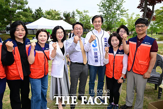 6·3 평택을 재선거에 출마한 김용남 더불어민주당, 조국 조국혁신당, 김재연 진보당 후보(왼쪽부터)가 19일 오전 경기 평택시 농업생태원에서 열린 자장면 나눔 행사에 참석해 표심에 호소하고 있다. /평택=남윤호 기자