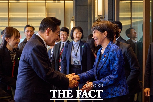 이재명 대통령은 19일 오후 경북 안동의 한 호텔에서 다카이치 사나에 일본 총리와 정상회담 소인수회담을 시작했다. 다카이치 총리가 1월 13일 일본 나라현의 한 호텔에 도착한 이 대통령을 영접하고 있다. /청와대