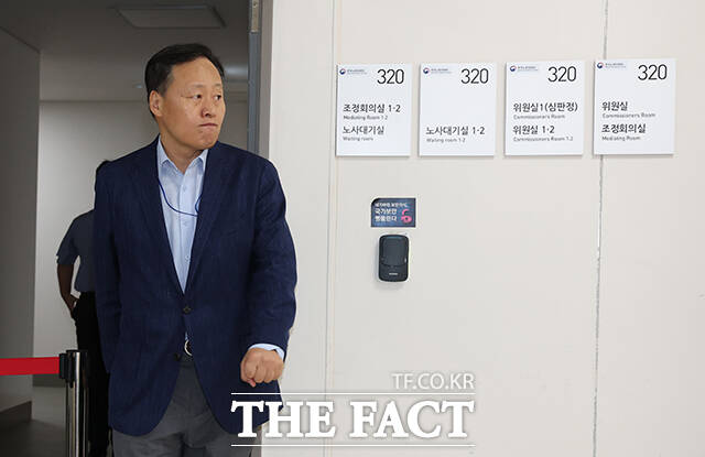 지난 18일 오후 여명구 삼성전자 사측 대표교섭위원(반도체 부문 피플팀장)이 정부세종청사 중앙노동위원회에서 열린 2차 삼성전자 노사 사후조정 오전 회의를 마친 뒤 휴식을 위해 회의장을 나오고 있다. /세종=임영무 기자