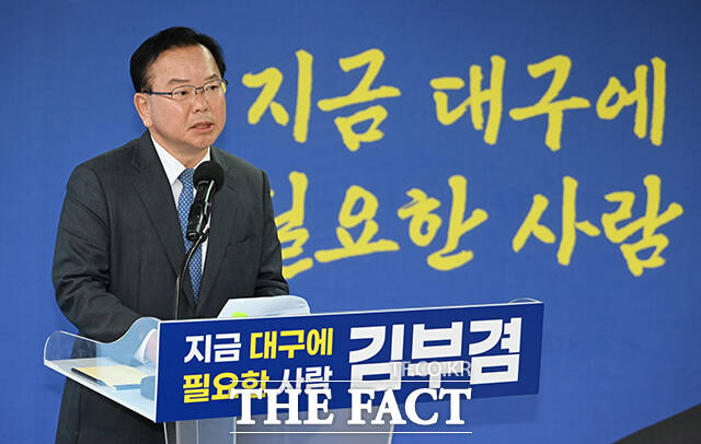 김부겸 더불어민주당 대구시장 후보가 19일 오전 대구 달서구에 마련된 선거사무소에서 공약을 발표하고 있다. /대구=박헌우 기자