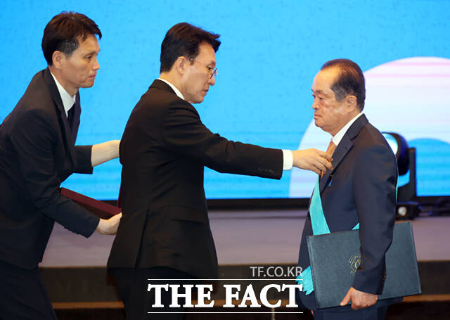 이능구 칠갑농산 대표이사(오른쪽)가 김민석 국무총리로 부터 1등급 산업훈장인 금탑산업훈장을 받고 있다.