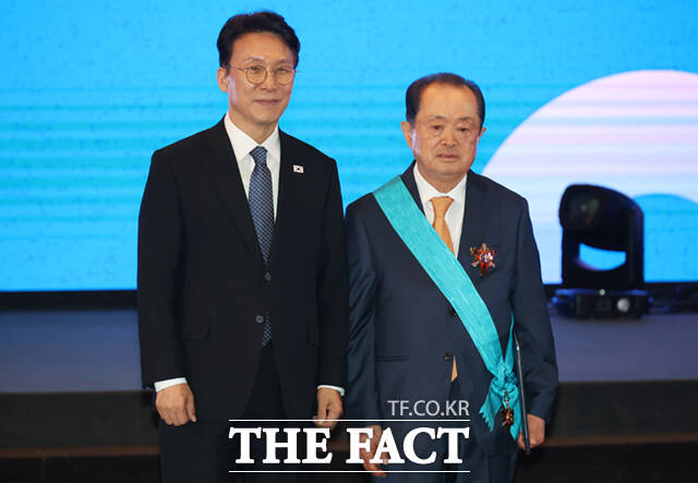 2026년 대한민국 중소기업인 대회가 19일 서울 영등포구 중기중앙회 KIBIZ홀에서 열린 가운데, 금탑산업훈장을 수훈한 이능구 칠갑농산 대표이사(오른쪽)가 김민석 국무총리와 기념촬영하고 있다. /이새롬 기자