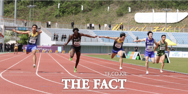 지난 12일 열린 제80회 전국육상경기선수권대회’ 남자 100m 결선에서 조엘진(맨 왼쪽)과 비웨사(왼쪽에서 두번째)가 나란히 1,2위로 결승선을 통과하고 있다./정선=대한육상연맹