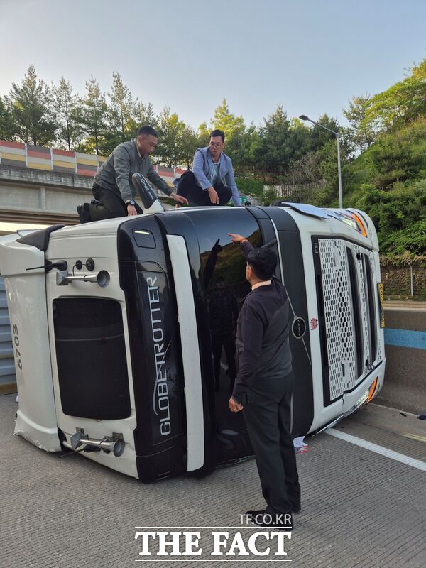 국방대학교에서 수학 중인 학생장교들이 지난 15일 고속도로에서 전복된 차량을 발견하고 현장에 달려가 시민을 구조했다. 전복된 차량 위에서 시민을 구조하고 있는 모습. /국방대학교