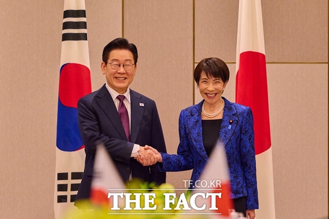이재명 대통령과 19일 오후 경북 안동에서 정상회담을 갖는 다카이치 사나에 일본 총리가 회담장인 안동 시내 한 호텔에 도착했다. 이 대통령이 13일(현지시간) 일본 나라의 회담장에서 다카이치 총리와 확대회담을 갖고 기념촬영을 하고 있다. /청와대