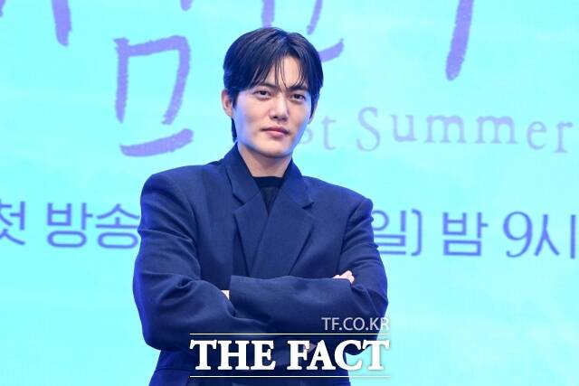 배우 김건우가 디즈니+ 새 오리지널 시리즈 '무빙' 시즌2에 합류한다. 사진은 김건우가 KBS2 미니시리즈 '마지막 썸머' 제작발표회에 참석해 포즈를 취하는 모습. /서예원 기자