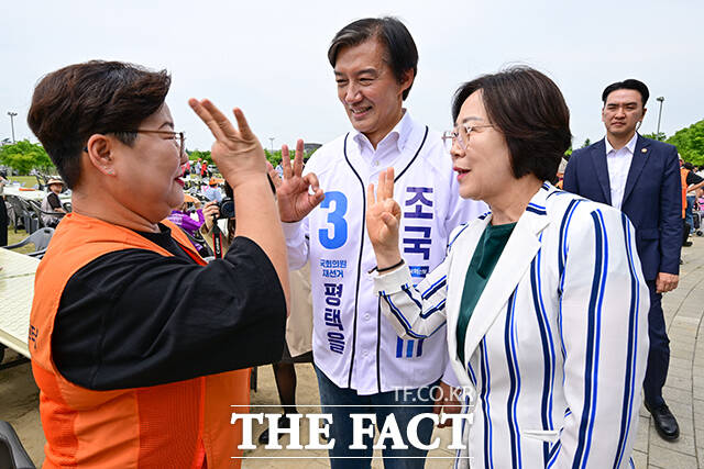 6·3 평택을 재선거에 출마한 김용남 더불어민주당, 조국 조국혁신당, 김재연 진보당 후보(왼쪽부터)가 19일 오전 경기 평택시 농업생태원에서 열린 자장면 나눔 행사에 참석해 표심에 호소하고 있다. /평택=남윤호 기자