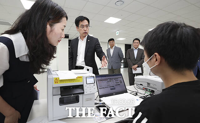 김민재 행정안전부 차관이 19일 오후 서울 중구 소공누리센터(소공동 주민센터)에 마련된 사전투표소에서 사전투표 모의시험 진행 상황을 참관하고 있다.