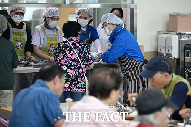 김남준 더불어민주당 계양을 재보궐선거 후보(왼쪽)가 19일 오전 인천 계양구 동양노인문화센터에서 배식 봉사를 하고 있다. /인천=서예원 기자