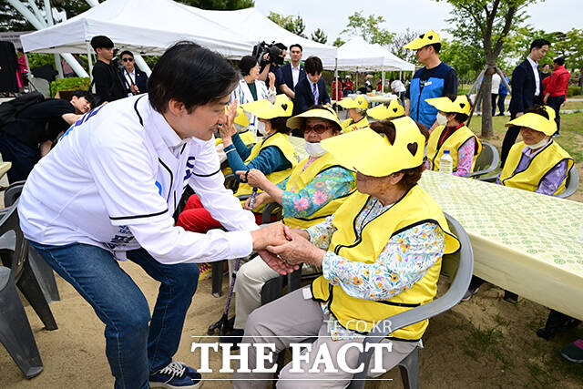 6·3 평택을 재선거에 출마한 김용남 더불어민주당, 조국 조국혁신당, 김재연 진보당 후보(왼쪽부터)가 19일 오전 경기 평택시 농업생태원에서 열린 자장면 나눔 행사에 참석해 표심에 호소하고 있다. /평택=남윤호 기자