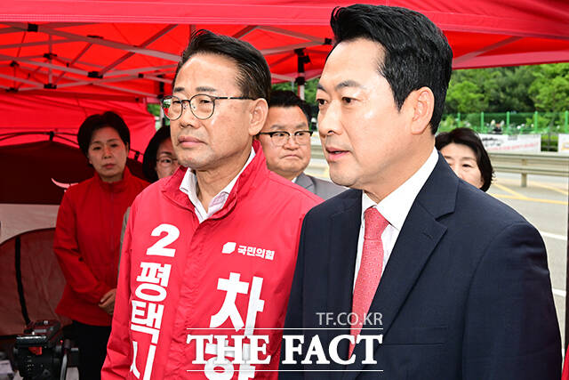 방문을 마친 장동혁 대표와 양향자 후보가 악수를 하고 있다.