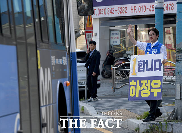 하정우 더불어민주당 부산 북구갑 국회의원 후보가 19일 오전 부산 북구 구 고려당제과 삼거리에서 시민들에게 인사를 하고 있다. /부산=박상민 기자